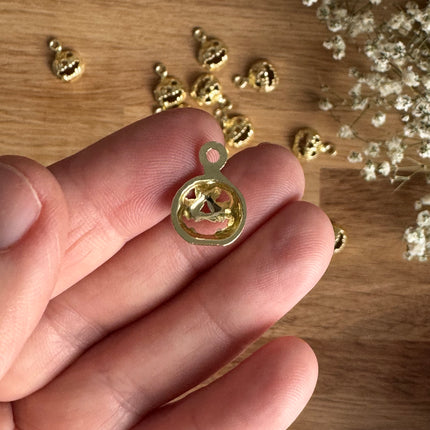 1 x Kürbisanhänger | in Gold | 15 x 11  mm | Für Mikromakramee, Schmuck & DIY‘s