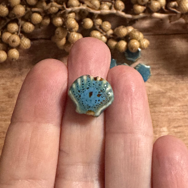 1 x Petrol Handgefertigte Muschelperle aus Keramik | Für Mikromakramee, Schmuck & DIY‘s