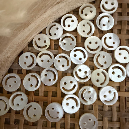 1 x Smiley Verbinder Muschel| Naturweiß| ca. 10mm (Ø0.7mm) | Mikro, Makramee, Schmuck & DIY‘s