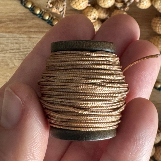 1 x 10 m Karamell (056) | Ungewachstes Polyestergarn 1 mm für Mikro Makramee | Schmuckherstellung DIY