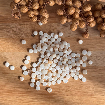 5 x Perlmutt-Perlen rund weiß – DIY Schmuck & Mikro-Makramee | 6 mm (Bohrung 0,7 mm)