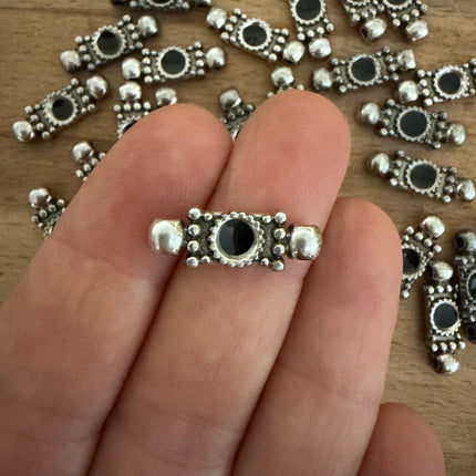 1 x Verbinder| Zinklegierung & Epoxidharz | in Silber & Schwarz | 21 x 7 mm | Für Mikromakramee, Schmuck & DIY‘s