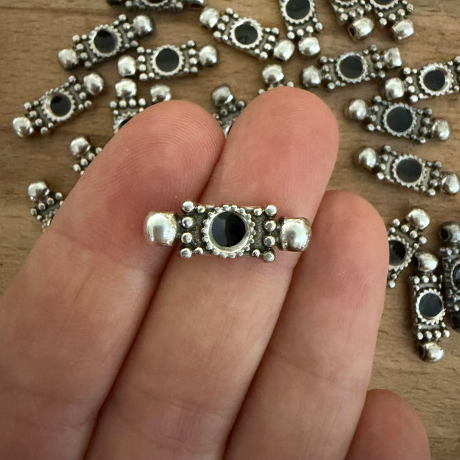 1 x Verbinder| Zinklegierung & Epoxidharz | in Silber & Schwarz | 21 x 7 mm | Für Mikromakramee, Schmuck & DIY‘s