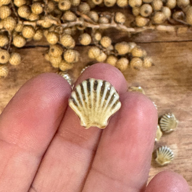 1 x Hellbraun Handgefertigte Muschelperle aus Keramik | Für Mikromakramee, Schmuck & DIY‘s