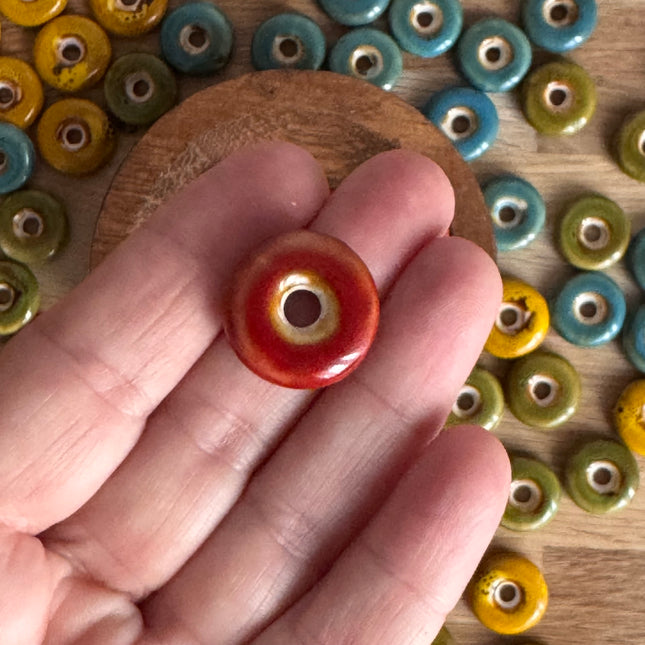 1 x Flache Perle Donut aus Keramik | in Rot | Für Mikromakramee, Schmuck & DIY‘s