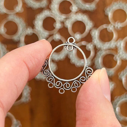 1 x Filigraner Boho Anhänger | in Silber | 23 x 24 mm | Für Mikromakramee, Schmuck & DIY‘s