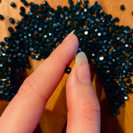 10 x Facettierte Glasperlen | in dunklem Blaugrün | 4 mm | Für Mikromakramee, Schmuck & DIY‘s