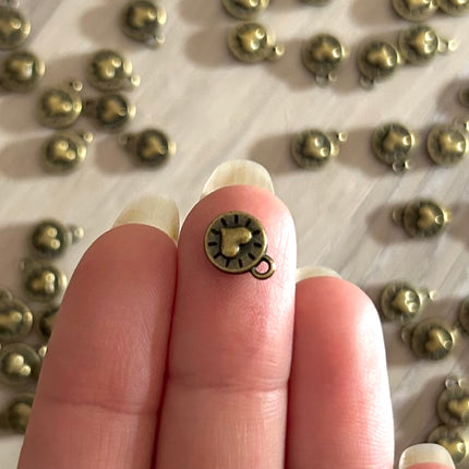 1 x Runder Anhänger mit Herz | aus Zink | in Altgold | 10 x 9 mm | Für Mikromakramee, Schmuck & DIY‘s