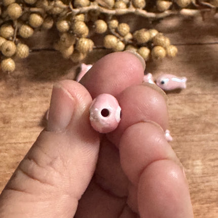 1 x Rosa Fisch Perle aus Keramik | 19 x 10 mm | Für Mikromakramee, Schmuck & DIY‘s