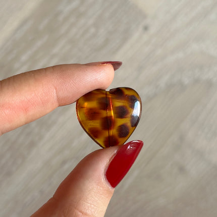 1 x Herzperle mit Leomuster aus Acryl | Bernsteinfarben | 25 x 23 mm | Für Mikromakramee, Schmuck & DIY‘s