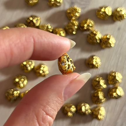 1 x Löwenkopf-Perle | aus Zink | in Gold | 13 x 12 mm | Für Mikromakramee, Schmuck & DIY‘s