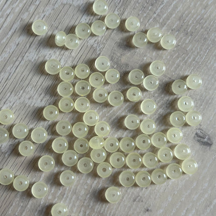 20 x Glasperle | in Cremeweiß/Hellgelb | 6 x 8 mm | Für Mikromakramee, Schmuck & DIY‘s
