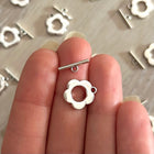 1 x Blumen Toggle-Verschluss | aus Metall | in Silber | 13 x 12 mm | Für Mikromakramee, Schmuck & DIY‘s