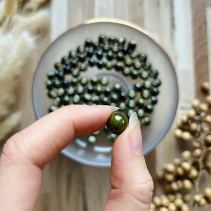 10 x runde Perlen aus Keramik | in Grün | Für Mikromakramee, Schmuck & DIY‘s
