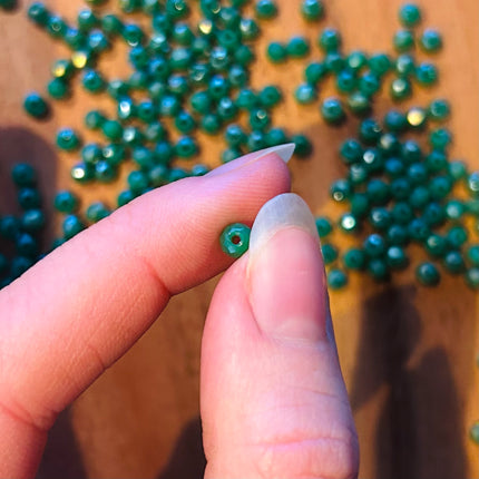 10 x Facettierte Glasperlen | in Dunkelgrün | 4 mm | Für Mikromakramee, Schmuck & DIY‘s