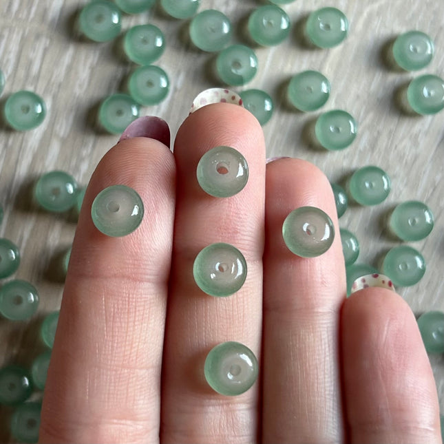 20 x Glasperle | in Grau-Grün | 6 x 8 mm | Für Mikromakramee, Schmuck & DIY‘s