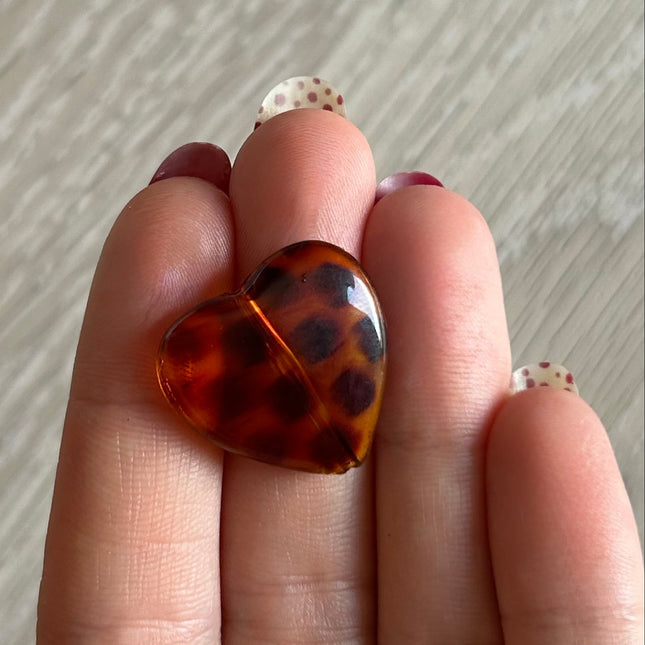 1 x Herzperle mit Leomuster aus Acryl | Bernsteinfarben | 25 x 23 mm | Für Mikromakramee, Schmuck & DIY‘s