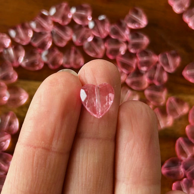 1 x Glänzende facettierte Herz-Perle | in Rosa-Pink | 10 x 10 mm | Für Mikromakramee, Schmuck & DIY‘s