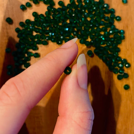 10 x Facettierte Perlen aus Malachit | in Grün | 4 mm | Für Mikromakramee, Schmuck & DIY‘s