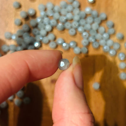 5 x Facettierte Glasperlen | in Hellgrau | 6 mm | Für Mikromakramee, Schmuck & DIY‘s