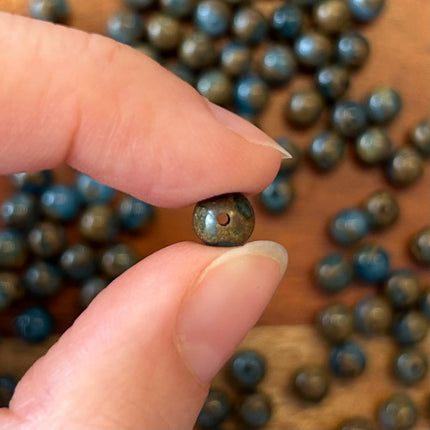 10 x Natursteinperlen | in Seeblau mit Gold | 6 mm | Für Mikromakramee, Schmuck & DIY‘s