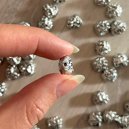 1 x Löwenkopf-Perle | aus Zink | in Silber | 13 x 12 mm | Für Mikromakramee, Schmuck & DIY‘s