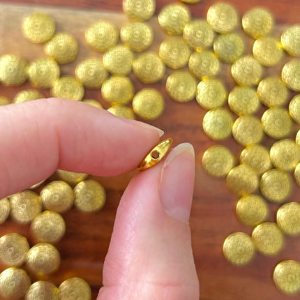 1 x Runde Perle mit Blume | in Gold | 9,5 x 9 mm | Für Mikromakramee, Schmuck & DIY‘s
