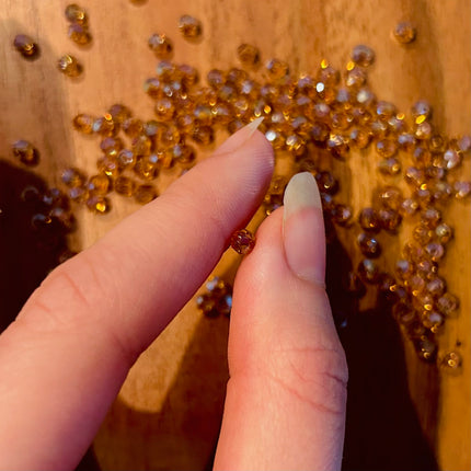 10 x Facettierte Glasperlen | in Champagner | 4 mm | Für Mikromakramee, Schmuck & DIY‘s