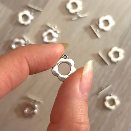 1 x Blumen Toggle-Verschluss | aus Metall | in Silber | 13 x 12 mm | Für Mikromakramee, Schmuck & DIY‘s
