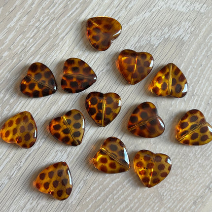 1 x Herzperle mit Leomuster aus Acryl | Bernsteinfarben | 25 x 23 mm | Für Mikromakramee, Schmuck & DIY‘s