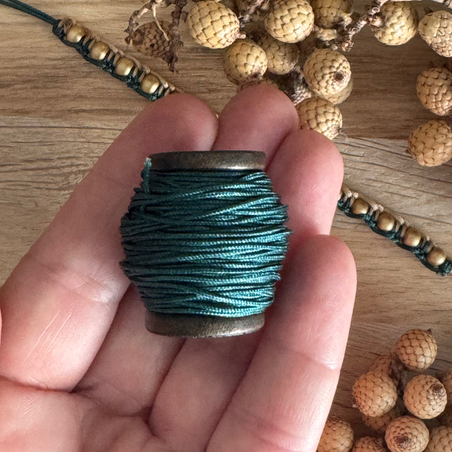 1 x 10 m Dunkelgrün (036) | Ungewachstes Polyestergarn 1 mm für Mikro Makramee | Schmuckherstellung DIY