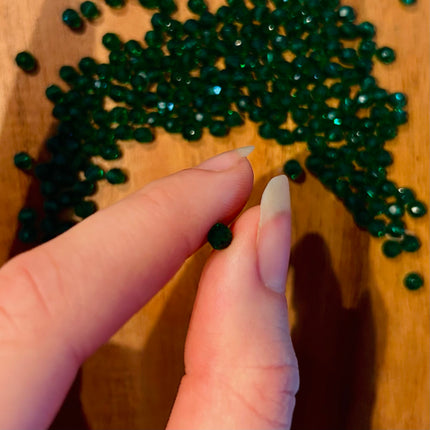 10 x Facettierte Perlen aus Malachit | in Grün | 4 mm | Für Mikromakramee, Schmuck & DIY‘s