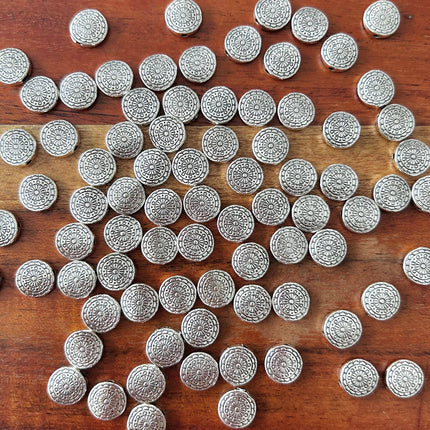 1 x Runde Perle mit Blume | in Silber | 9,5 x 9 mm | Für Mikromakramee, Schmuck & DIY‘s