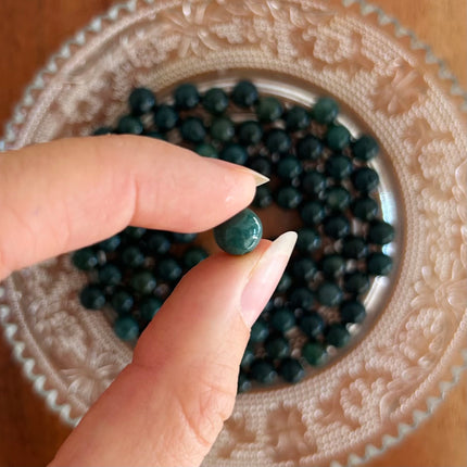 10 x Edelsteinperle aus Moosachat | in Dunkelgrün | 8 mm | Für Mikromakramee, Schmuck & DIY‘s