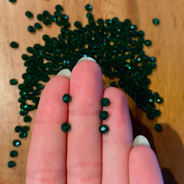 10 x Facettierte Perlen aus Malachit | in Grün | 4 mm | Für Mikromakramee, Schmuck & DIY‘s