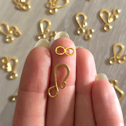 1 x S-Haken | in Gold | 19 x 9 mm | Für Mikromakramee, Schmuck & DIY‘s