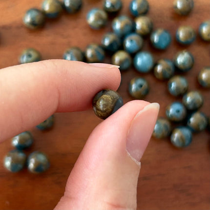 10 x Natursteinperlen | in Seeblau mit Gold | 8 mm | Für Mikromakramee, Schmuck & DIY‘s