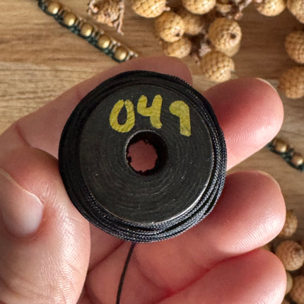 1 x 10 m Schwarz (049) | Ungewachstes Polyestergarn 1 mm für Mikro Makramee | Schmuckherstellung DIY