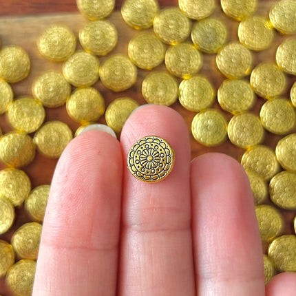 1 x Runde Perle mit Blume | in Gold | 9,5 x 9 mm | Für Mikromakramee, Schmuck & DIY‘s