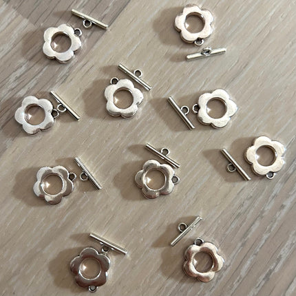 1 x Blumen Toggle-Verschluss | aus Metall | in Silber | 13 x 12 mm | Für Mikromakramee, Schmuck & DIY‘s