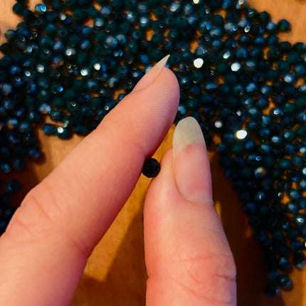 10 x Facettierte Glasperlen | in dunklem Blaugrün | 4 mm | Für Mikromakramee, Schmuck & DIY‘s