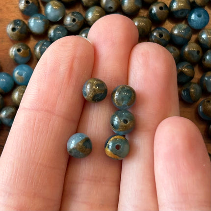10 x Natursteinperlen | in Seeblau mit Gold | 6 mm | Für Mikromakramee, Schmuck & DIY‘s