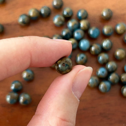 10 x Natursteinperlen | in Seeblau mit Gold | 8 mm | Für Mikromakramee, Schmuck & DIY‘s