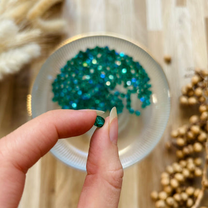 5 x Facettierte Glasperlen| in Smaragd | 6 mm |Für Mikromakramee, Schmuck & DIY‘s