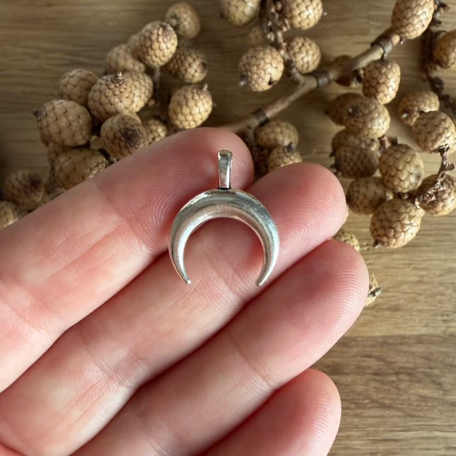1 x Massiver Halbmond-Anhänger | Silber | Für Mikromakramee, Schmuck & DIY‘s