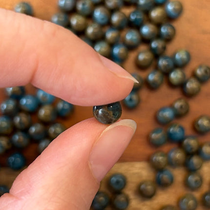 10 x Natursteinperlen | in Seeblau mit Gold | 6 mm | Für Mikromakramee, Schmuck & DIY‘s