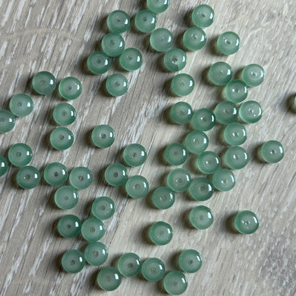 20 x Glasperle | in Grau-Grün | 6 x 8 mm | Für Mikromakramee, Schmuck & DIY‘s