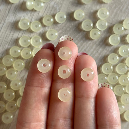 20 x Glasperle | in Cremeweiß/Hellgelb | 6 x 8 mm | Für Mikromakramee, Schmuck & DIY‘s