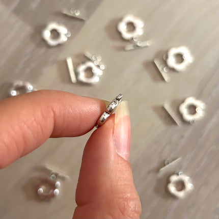 1 x Blumen Toggle-Verschluss | aus Metall | in Silber | 13 x 12 mm | Für Mikromakramee, Schmuck & DIY‘s