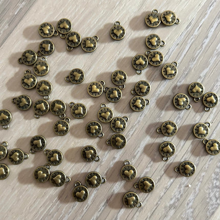 1 x Runder Anhänger mit Herz | aus Zink | in Altgold | 10 x 9 mm | Für Mikromakramee, Schmuck & DIY‘s